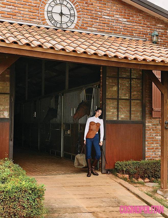 뷔스티에 4백만원대 펜디. 셔츠 15만9천원 로렌 랄프 로렌. 데님 팬츠 21만5천원 타미 힐피거. 승마 가방, 승마 부츠, 승마 채찍 모두 가격미정 에르메스.