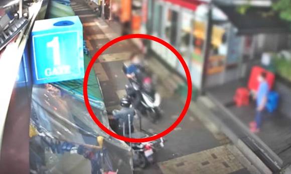 6일 서울 동대문 의류도매상가에서 서울중부경찰서 광희지구대 소속 주영록 경위가 시민 오토바이 뒷좌석에 탄 채 도주하는 피의자를 쫓고 있다. 2022.10.6 서울경찰 페이스북