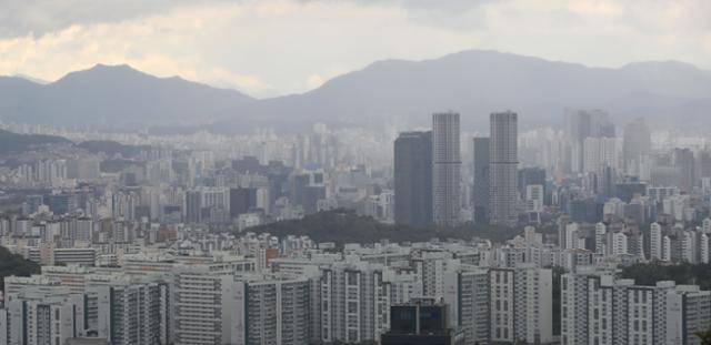 10일 오후 서울 중구 남산에서 바라본 서울 시내 아파트들. 뉴시스