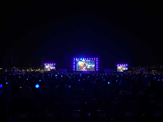 The audience watches a livestream of the concert at Busan Port International Passenger Terminal's outdoor parking lot on Oct. 15. [BIGHIT MUSIC]