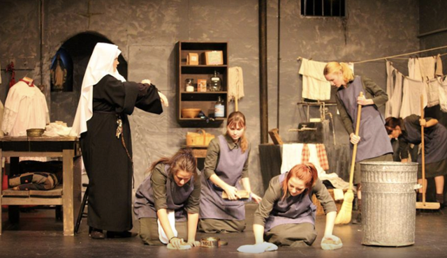 브로건의 희곡으로 상연된 연극 'Eclipsed'의 한 장면. Peterborough Theatre Guild