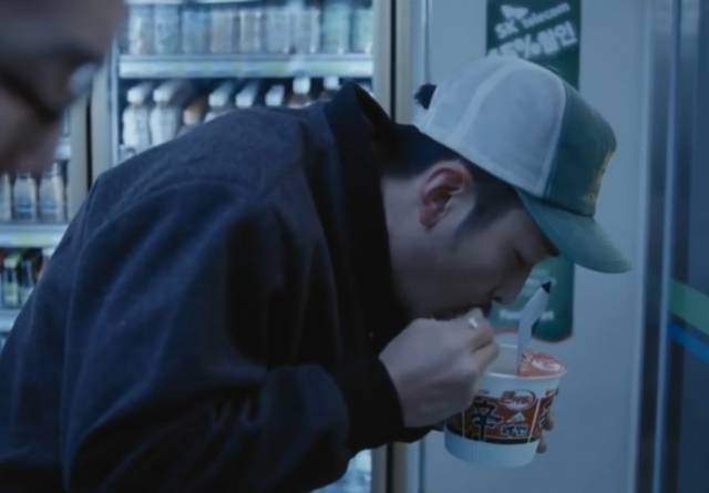 영화 '황해'에서 하정우가 컵라면을 먹고 있는 모습. 황해 영상 캡처