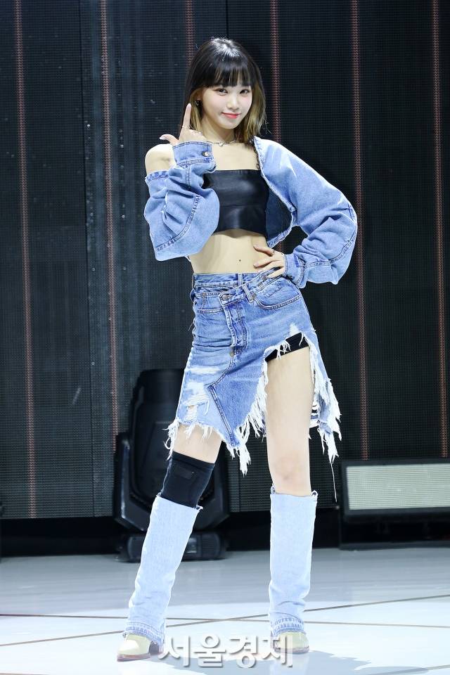 그룹 르세라핌 김채원이 17일 오후 서울 서대문구 연세대학교 백주년기념관 콘서트홀에서 열린 미니 2집 '안티프래자일(ANTIFRAGILE)' 쇼케이스에서 포즈를 취하고 있다. / 사진=김규빈 인턴기자