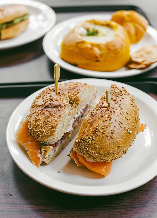 훈제연어가 주재료인 니커버커베이글의 '록셔리'와 크램차우더 스프