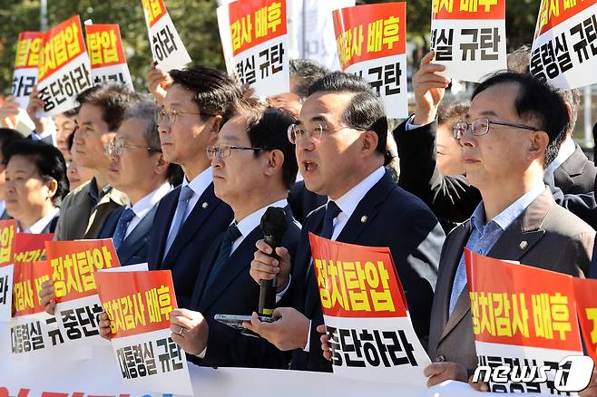 박홍근 더불어민주당 원내대표가 17일 오후 서울 용산구 전쟁기념관 앞에서 가진 윤석열 정권 정치탄압 규탄 기자회견에서 발언하고 있다. 2022.10.17/뉴스1 ⓒ News1 이광호 기자