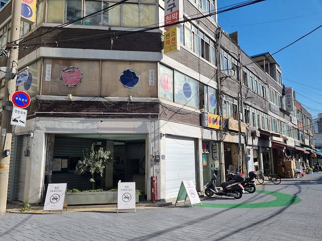 신당동 일대 카페 거리. 새로 생긴 카페 주변에 낡은 쌀 창고가 줄지어 있는 '싸전 거리'가 일부 남아 있다.