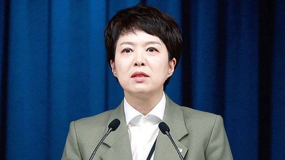 김은혜 홍보수석이 지난 16일 오후 용산 대통령실에서 카카오톡 먹통 사태 관련 브리핑을 하던 모습. 김 수석은 17일엔 서면 브리핑을 통해 재차 입장을 밝혔다. 뉴스1