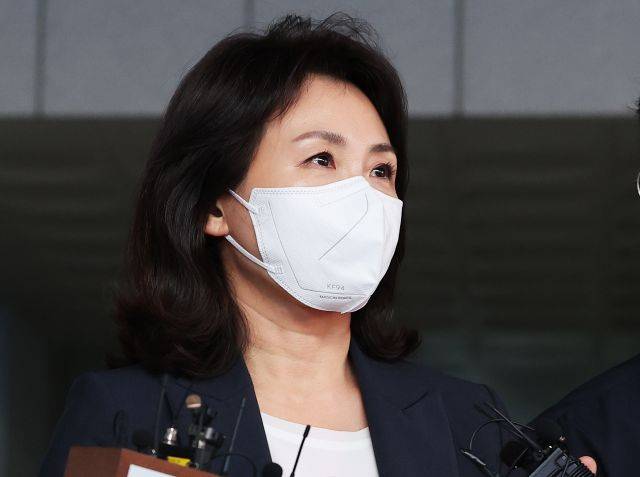 이재명 더불어민주당 의원 배우자 김혜경씨가 지난 8월 23일 오후 경기도 수원시 경기남부경찰청에서 '법인카드 유용 의혹' 관련 조사를 마친 후 나오고 있다. 연합뉴스