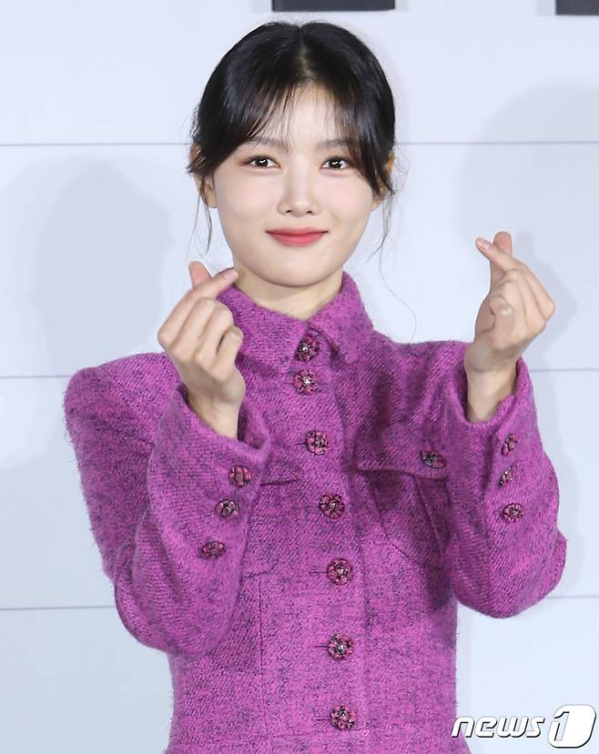 배우 김유정이 19일 오전 서울 용산 아이파크몰CGV에서 진행된 넷플릭스 영화 '20세기 소녀' 제작보고회에서 포즈를 취하고 있다. '20세기 소녀'는 어느 겨울 도착한 비디오 테이프에 담긴 1999년의 기억, 17세 소녀 나보라(김유정 분)가 절친 김연두(노윤서)의 첫사랑을 이루어주기 위해 사랑의 큐피트를 자처하며 벌어지는 첫사랑 관찰 로맨스다. 2022.10.19/뉴스1 ⓒ News1 권현진 기자