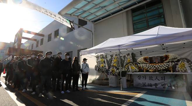 SPC 계열사인 SPL 제빵공장 사고로 SPC 불매운동 움직임이 나타나고 있다. 지난 17일 오후 경기 평택시 팽성읍 SPL 평택공장 앞에서 열린 평택 제빵공장 사망사고 희생자 추모제에서 현장 근로자와 관계자들이 조문을 하고 있다./사진=뉴스1