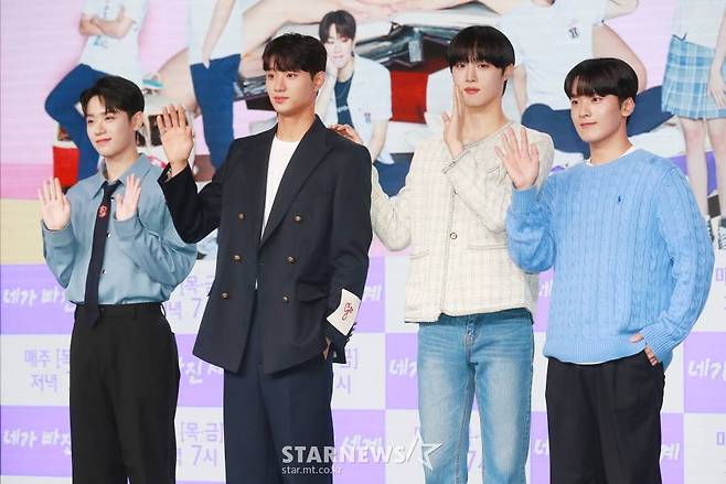 EPEX 금동현, 배우 김재원, CIX 현석, ,배우 원영욱이 19일 오후 경기 고양시 EBS 사옥에서 진행된 드라마 '네가 빠진 세계' 제작발표회에 참석해 포즈를 취하고 있다. 악플에 시달리던 국민 아이돌 유제비가 웹소설 속으로 빠져 새로운 삶의 의미를 깨닫는 학원 판타지 로맨스 드라마 '네가 빠진 세계'는 오는 20일 첫 방송된다. /2022.10.19 /사진=이동훈 기자 photoguy@