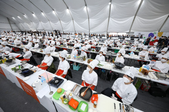 전북 익산 하림 퍼스트키친에서 20일 열린 ‘NS쿡페스트’에서 참여팀들이 요리 경연을 준비하고 있다.(사진=NS홈쇼핑)