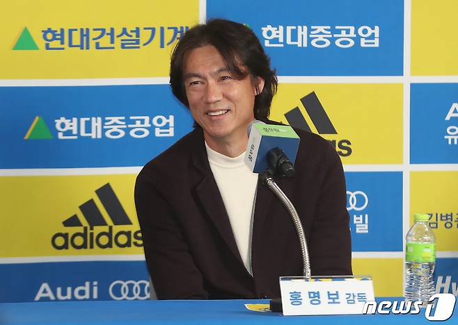홍명보 울산현대 감독이 19일 오후 울산 동구 울산현대축구단 클럽하우스에서 열린 하나원큐 K리그1 2022 우승 기자회견에서 밝은 표정으로 우승 소감을 밝히고 있다.. 2022.10.19/뉴스1 ⓒ News1 윤일지 기자
