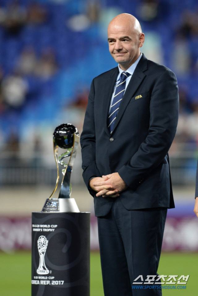 11일 오후 수원월드컵경기장에서 '국제축구연맹(FIFA) U-20 월드컵 코리아 2017' 결승전 잉글랜드와 베네수엘라의 경기가 열렸다. 잉글랜드가 베네수엘라에 1대 0으로 승리하며 U-20 월드컵 2017 우승을 차지했다. 인판티노 FIFA 회장이 시상식에 참석해 메달을 수여하고 있다.
수원=송정헌 기자 songs@sportschosun.com/2017.06.11