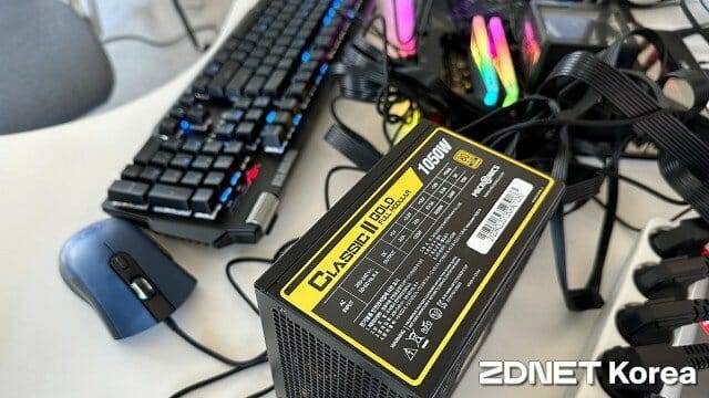 테스트 중 발생하는 부하를 충분히 감당할 수 있도록 1050W급 전원공급장치를 사용했다. (사진=지디넷코리아)