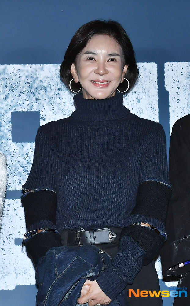 On October 20, the movie Remember VIP premiere photo event was held at Megabox COEX, Gangnam-gu, Seoul.Actor Lee Sung-min and Nam Joo-hyuk Lee Il-hyung attended the ceremony.Remember is a film about the story of Alzheimers patient, who is planning revenge for 60 years in search of Chinilpa, who killed all of his family, and his 20-year-old best friend, Ingyu, who unintentionally got caught up in his revenge.