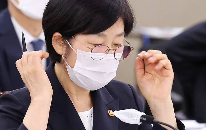 한화진 환경부 장관이 지난 4일 오전 세종시 정부세종청사에서 열린 국회 환경노동위원회의 환경부 국정감사에서 질의를 듣고 있다. 연합뉴스