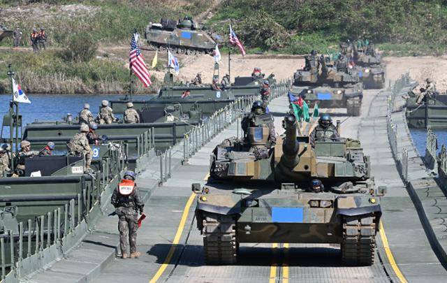 19일 경기 여주시 연양리 남한강 일대에서 실시된 한미연합 도하훈련에서 한미장병들이 합동으로 부교설치를 완료한 후 K2흑표전차들이 도하를 하고 있다. 여주=왕태석 선임기자