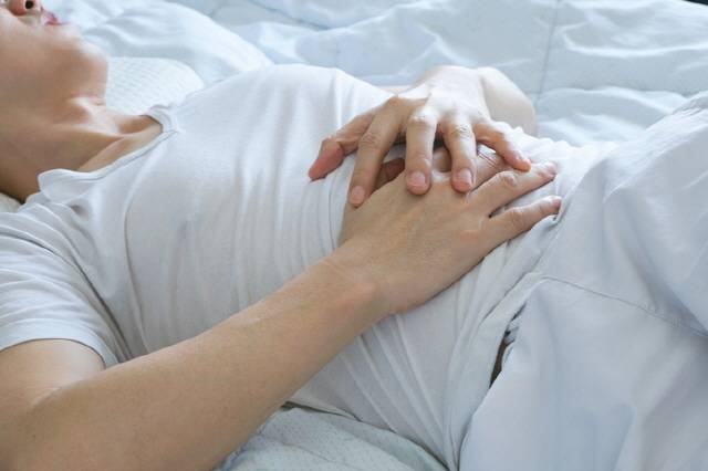 면역력 저하로 인해 위장관에 세균이나 바이러스가 침투하면 염증이 생길 수 있다./사진=게티이미지뱅크