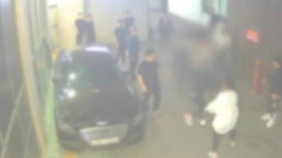 지난해 5월 15일 부산의 한 대학병원 장례식장에서 신20세기파 조직원 8명이 칠성파 조직원 2명을 폭행했다. 사진 부산경찰청