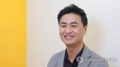 인터뷰 중에 활짝 웃는 김민교 빅웨이브로보틱스 대표