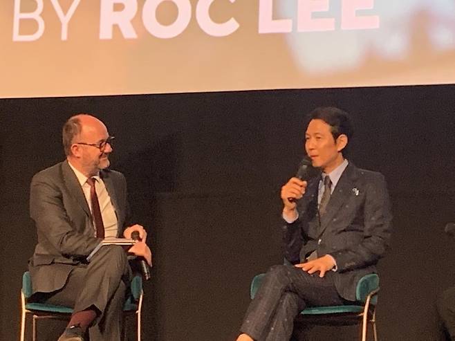 '헌트' 상영 후 이정재 감독과의 대화 (런던=연합뉴스) 최윤정 특파원 = 첫 감독 데뷔작 '헌트'로 영국을 방문한 이정재가 19일(현지시간) 제7회 런던아시아영화제에서 개막작 '헌트' 상영 후 감독과의 대화를 하고 있다. 2022.10.21 merciel@yna.co.kr