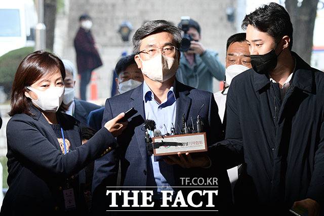직권남용권리행사방해 혐의를 받는 서욱 전 국방부 장관이 21일 오전 서울 서초구 서울중앙지방법원에서 열린 영장실질심사에 출석하고 있다. /남윤호 기자