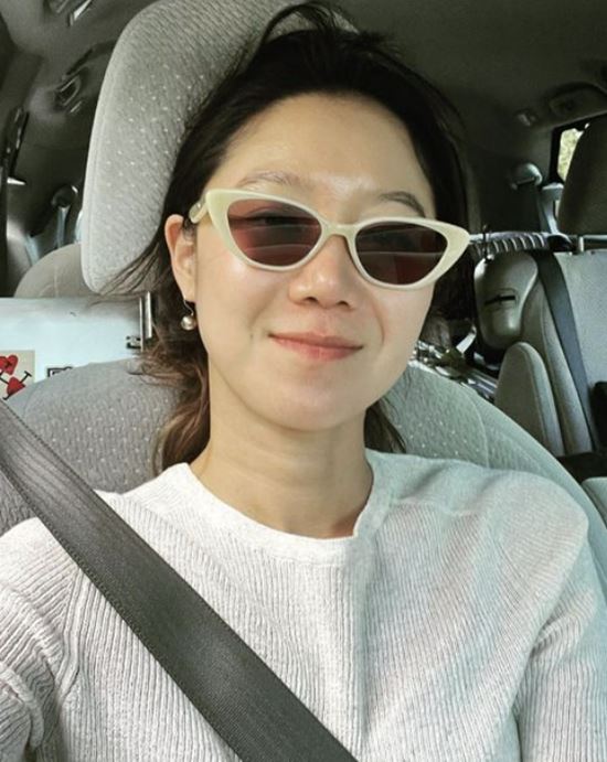 Actor Gong Hyo-jin has released a recent selfie.Gong Hyo-jin uploaded a picture on his social media on the 22nd without much comment.Gong Hyo-jin is wearing a simple T-shirt and sunglasses and is showing a bright smile toward the camera.Gong Hyo-jins beauty, which shines even in natural styling, catches the eye.Meanwhile, Gong Hyo-jin recently married 10-year-old singer Kevin Oh in New York, USA.Photography by Gong Hyo-jin Social Media
