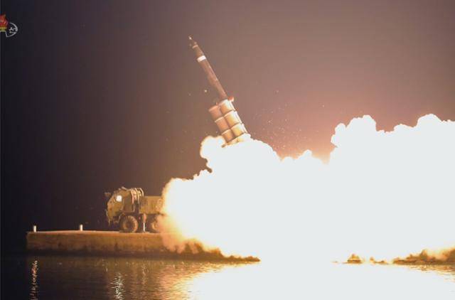 지난달 25일부터 이달 9일 사이 인민군 전술핵 운용부대에서 미사일을 발사하고 있다. 평양=조선중앙TV 뉴시스