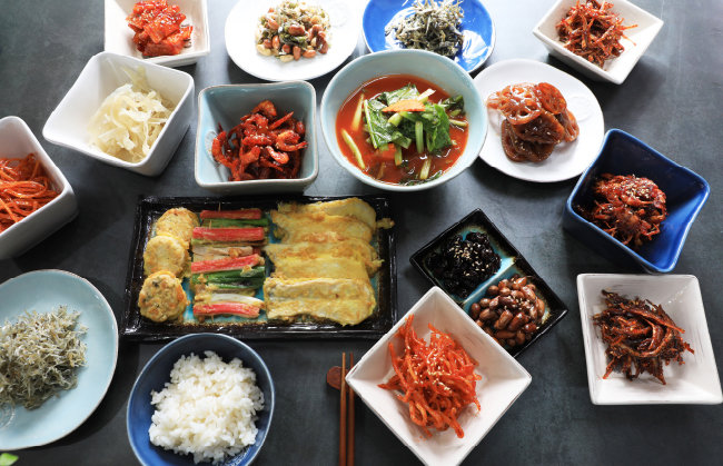 반찬과 밥의 조합으로 식사하는 한국인 밥상. [Gettyimage]