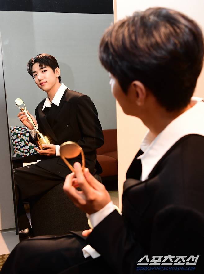 .제1회 청룡시리즈어워즈에서 티르티르 인기상을 수상한 배우 박재찬이 23일 논현동의 한 스튜디오에서 본지와의 인터뷰 시간을 갖고 있다.
논현동=최문영 기자 deer@sportschosun.com/2022.08.23/