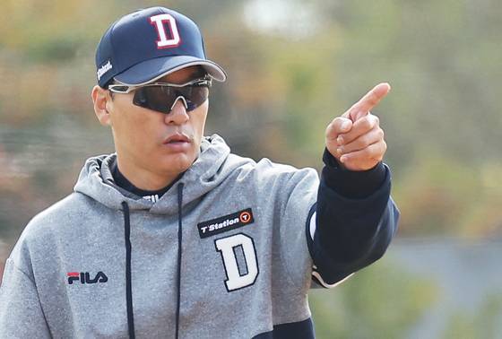 이승엽 두산 베어스 신임 감독이 24일 오전 경기도 이천시 백사면 두산베어스파크에서 훈련을 지켜보고 있다. 사진=연합뉴스