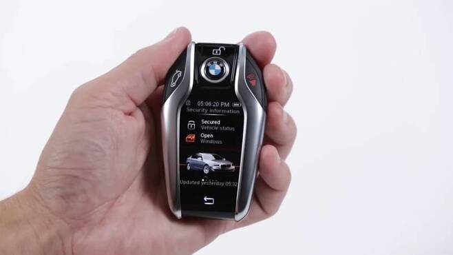 BMW의 디스플레이 키, 출처=BMW USA 유튜브 채널