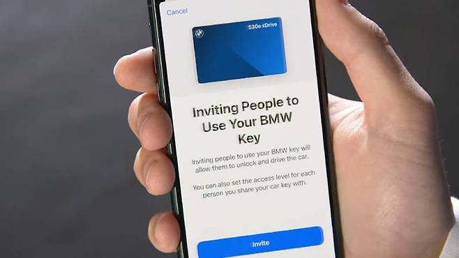 BMW의 스마트폰 앱에서 키 권한을 공유하는 모습, 출처=BMW