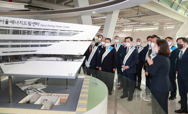 이창양(앞줄 왼쪽 세 번째) 산업통상자원부 장관과 정승일(〃 두 번째) 한국전력공사 사장을 비롯한 16개 공공기관 기관장들이 지난 6일 서울 마포구 서울에너지드림센터에서 개최된 ‘공공기관 에너지 다이어트 10 실현 결의’에 참석한 뒤 관련 시설을 둘러보고 있다. 산업부 제공