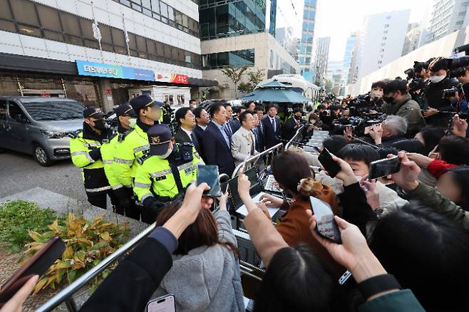 검찰이 닷새 만에 민주연구원에 대한 압수수색을 시도한 24일 오전 서울 여의도 더불어민주당 중앙당사 앞에서 박성준 대변인을 비롯한 의원들이 입장을 발표하고 있다. 연합뉴스