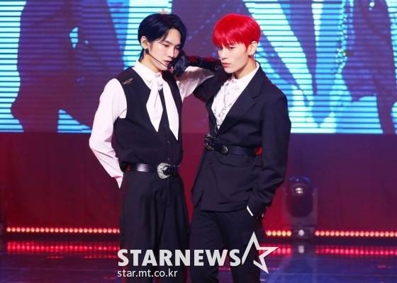 그룹 JBJ95 켄타, 상균이 28일 오후 온라인 생중계로 진행된 네 번째 미니앨범 ‘JASMIN'(자스민) 발매 쇼케이스에서 신곡을 선보이고 있다. /사진제공=스타로드엔터테인먼트 /사진=이동훈 기자 photoguy@