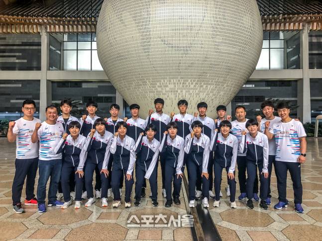 김학균(왼쪽에서 두번째) 신임 감독은 주니어대표팀을 6년 동안 지도했다. 제공|요넥스