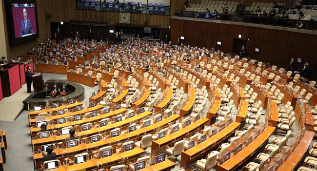 텅 빈 169석... : 윤석열 대통령이 25일 오전 더불어민주당 의원 전원이 불참한 가운데 2023년 예산안 시정연설을 하고 있다. 이날 민주당 의원들은 검찰의 대선자금 수사와 해외 순방 중 ‘뉴욕 발언 논란’, 종북 주사파 발언 등에 대한 윤 대통령의 사과를 요구하면서 시정연설이 이뤄진 서울 여의도 국회 본회의장에 입장하지 않았다. 국회사진기자단