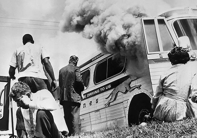 미국 남부의 분리주의 정책에 항의하기 위해 흑백 운동가들이 함께 타고 이동하던 버스가 남부의 보수 백인들의 화염병 공격을 받아 불타고 있다.
