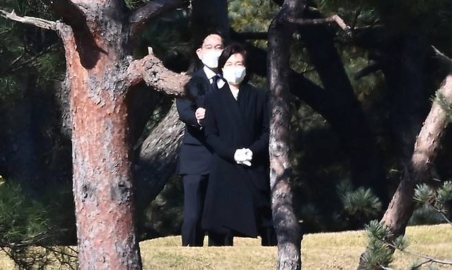 이재용 삼성전자 부회장(왼쪽)과 홍라희 전 리움미술관장이 25일 오전 경기 수원시 가족 선영에서 진행된 고(故) 이건희 삼성그룹 회장 2주기 추도식에 참석하고 있다. 수원=뉴시스