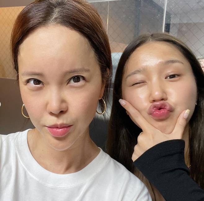 Baek Ji-young released two photos on the 25th, saying, I met Mimi in the choreography room. I also received a T-shirt. I didnt tell her that I was following her Instagram because I didnt want to burden her.Baek Ji-young in the public photo shows a variety of facial expressions in front of the camera with Mimi. Baek Ji-young said, I understood everything without an interpreter.I am supporting Mimi, he said, expressing his affection for Mimi. Mimi said that his inaccurate pronunciation caused controversy over his nationality.On the other hand, Mimi received great love from the TVN entertainment program  ⁇   ⁇   ⁇   ⁇   ⁇   ⁇   ⁇   ⁇   ⁇   ⁇   ⁇   ⁇   ⁇   ⁇   ⁇ .........................................................................................................