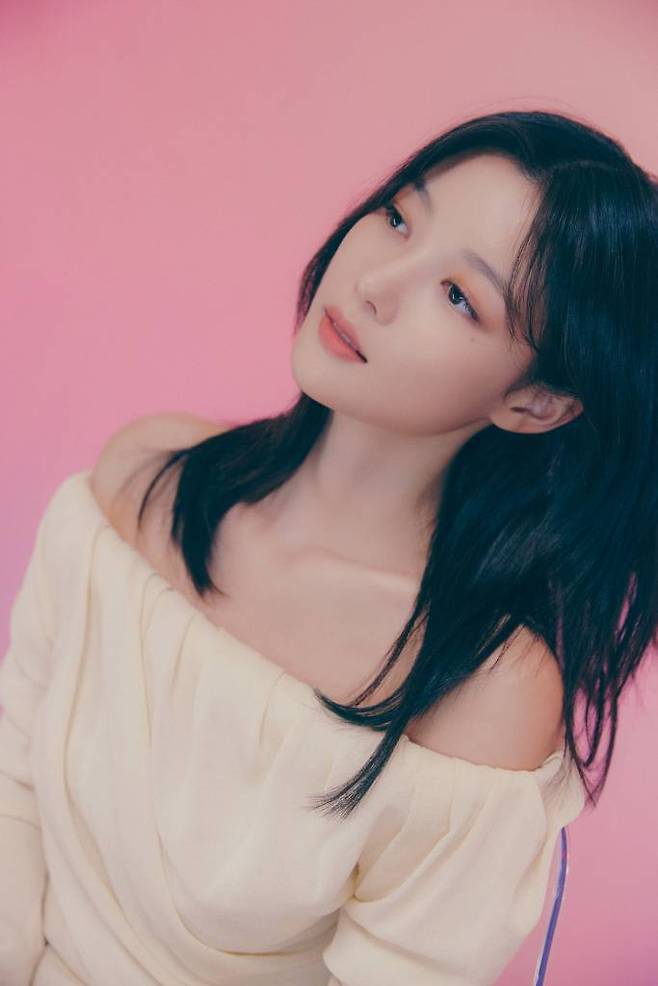 넷플릭스 '20세기 소녀'의 주연배우 김유정이 25일 진행된 인터뷰를 위해 포즈를 취하고 있다. '20세기 소녀'는 어느 겨울 도착한 비디오 테이프에 담긴 1999년의 기억, 17세 소녀 '보라'가 절친 '연두'의 첫사랑을 이루어주기 위해 사랑의 큐피트를 자처하며 벌어지는 첫사랑 관찰 로맨스다. /사진제공=넷플릭스 2022.10.25 /사진=이동훈 기자 photoguy@