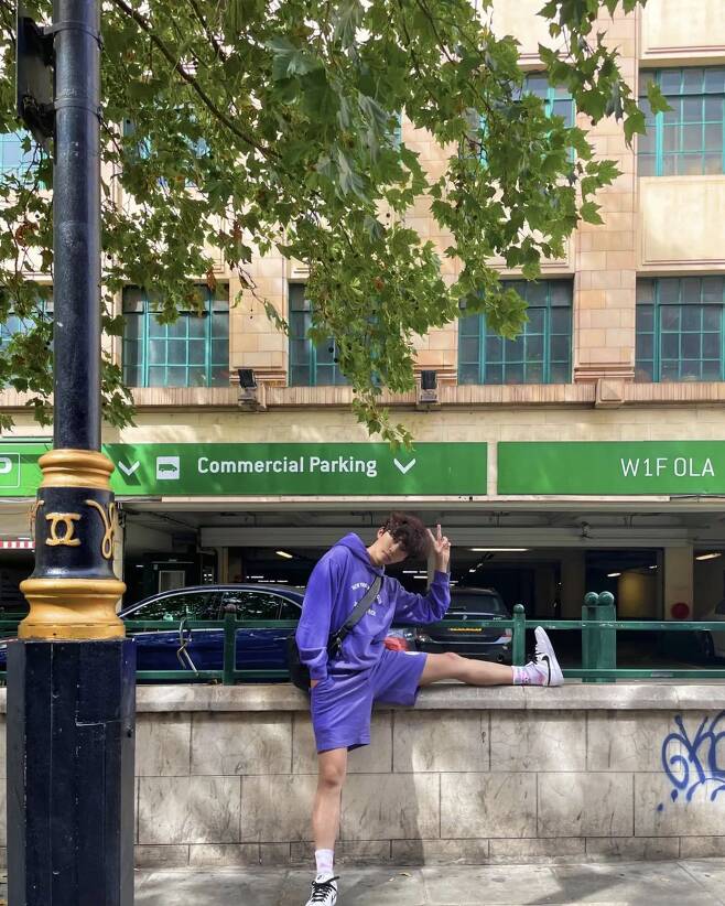 Singer Lim Young-woong shared a snap of herself in London, England.On the 25th, Lim Young-woong posted two photos on his personal instagram with London Boy2 and Union Jack emoji.In the released photo, Lim Young-woong showed all-Purple fashion by matching shorts to a Purple hoodie, and attention is focused on Lim Young-woong posing with his left foot on the railing.In another photo, she showed off her model posse as she posed with her heels up.The fans are saying, Best Nam Bo-ra, It looks like fun ...? And so on.Lim Young-woong will hold an encore concert in Busan and Seoul in December.