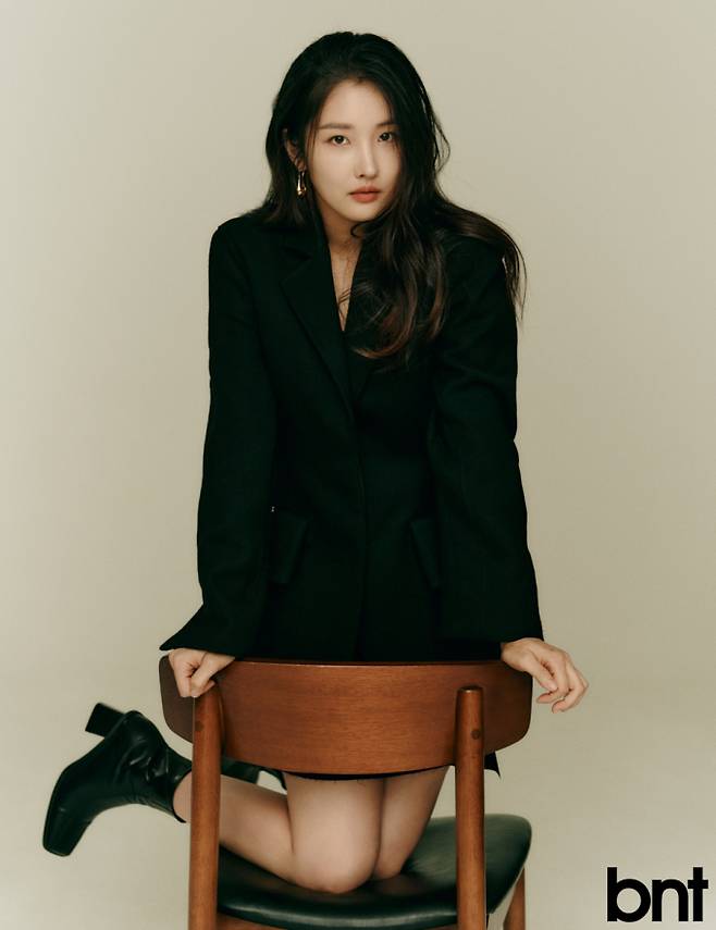 블랙 재킷은 자크뮈스 by 꼬르소꼬모, 미니스커트는 클루드 클레어, 앵클 부츠는 에이티티, 이어링은 르메르 제품.