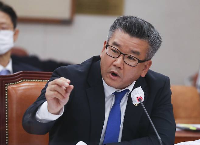 2022년 10월11일 국회 법제사법위원회 회의실에서 열린 국정감사에서 유병호 감사원 사무총장이 의원들의 질의에 답하고 있다.