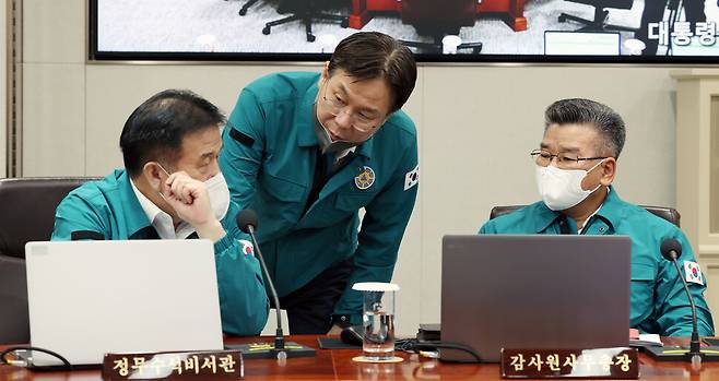 2022년 8월22일 서울 용산 대통령실에서 열린 ‘을지 국무회의’에 참석한 유병호 감사원 사무총장(오른쪽)이 이관섭 대통령실 국정기획수석(가운데), 이진복 정무수석과 대화하고 있다. 대통령실사진기자단