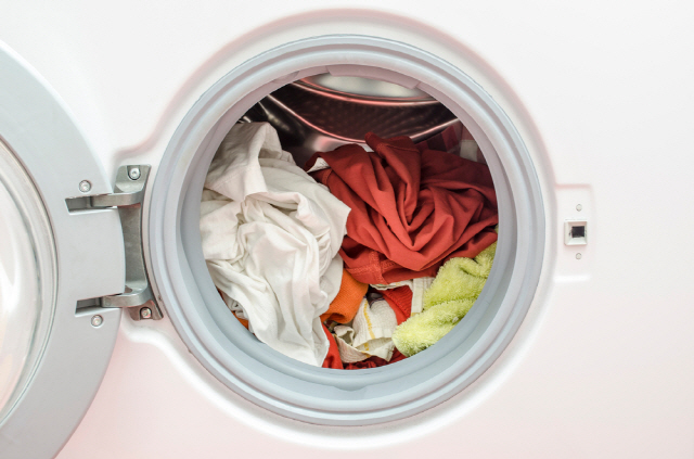 합성 섬유 옷을 세탁할 때 생기는 미세플라스틱양을 줄이려면 세탁조 안에 세탁물을 가득 채우고, 찬물로 빠는 게 좋다./사진=클립아트코리아