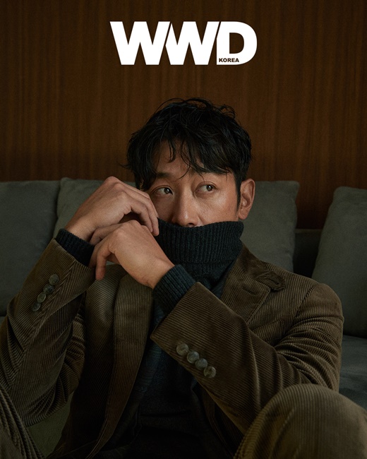 Actor Ha Jung-woo revealed the criteria for his work Choices.On the 26th, WWD Korea released Ha Jung-woos November issue.Ha Jung-woo has created a variety of styles of fashion, including formal costumes such as leather coats and suits, as well as trendy outfits such as boomer jackets.In the interview after the shoot, about the last scene of  ⁇  Narco-Saints  ⁇   ⁇   ⁇   ⁇   ⁇   ⁇   ⁇   ⁇   ⁇ .........................................................................................................................................................................................................He said that he would have been locked in the thought of a person who is so suspicious and who kills his subordinates without hesitation.The most important criterion when choosing a piece of work is that it is a person, and it is because the work can be changed according to the person who makes it.In addition, he cherished all his works in order to grow up as a filmmaker, and expressed his desire to deepen his acting and expression through the process.On the other hand, Ha Jung-woo is about to release the movie Boston 1947 and Ya Ya Ya and recently finished shooting 80% of the film Ya Ya overseas.