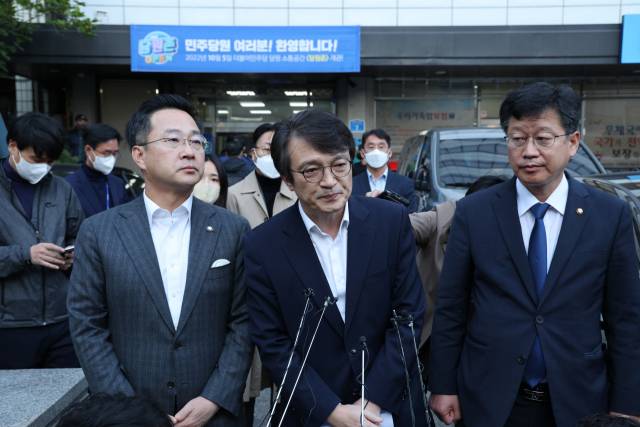 ▲더불어민주당 김의겸 대변인이 19일 서울 여의도 당사 앞에서 검찰의 압수수색 관련 브리핑을하고 있다. ⓒ연합뉴스